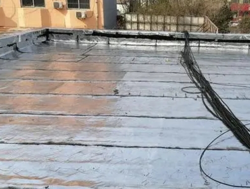 右江卫生间漏水维修公司分享下右江屋面楼顶防水刚性防水层施工要点。